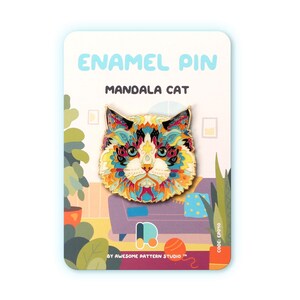 Puede incluir: Pin esmaltado con un diseño de gato mandala colorido. El pin tiene un contorno dorado y está relleno de vibrantes tonos de azul, naranja, amarillo y rojo. La tarjeta dice "ENAMEL PIN" y "MANDALA CAT".