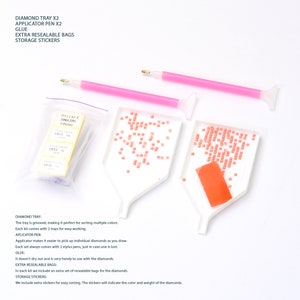 Op de afbeelding: Diamant schilderset met twee roze applicator pennen, twee witte trays met vakken, een zak met heldere strass steentjes en een vel oranje lijm. De set bevat ook hersluitbare zakken en opslag stickers.