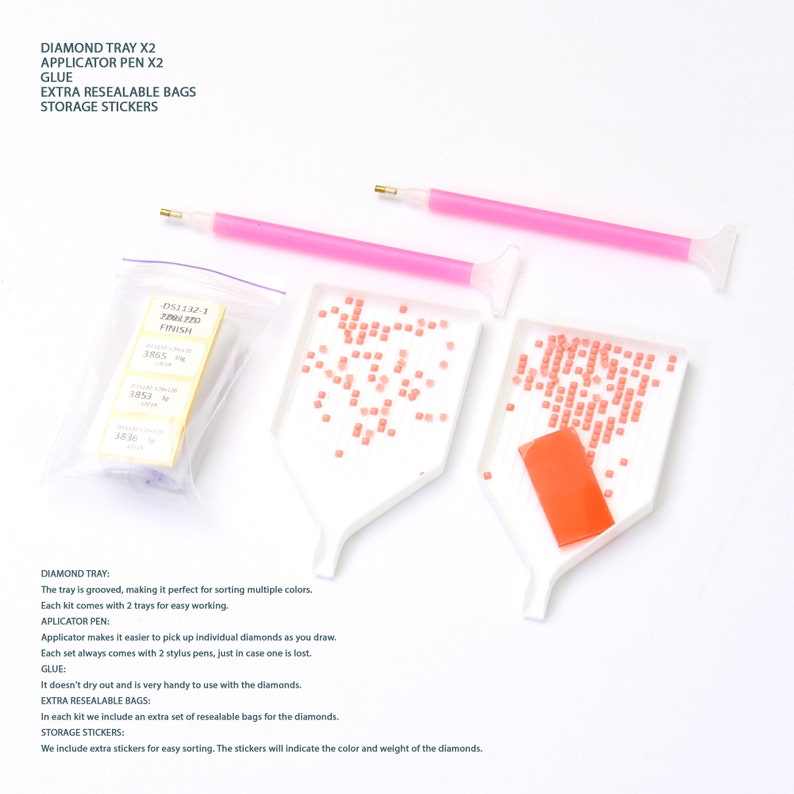 Op de afbeelding: Diamant schilderset met twee roze applicator pennen, twee witte trays met vakken, een zak met heldere strass steentjes en een vel oranje lijm. De set bevat ook hersluitbare zakken en opslag stickers.