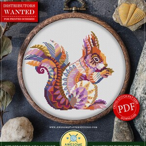 Könnte beinhalten: Gezähltes Kreuzstichmuster zum sofortigen Download, mit einem farbenfrohen Mandala-Eichhörnchen-Design. Das Muster ist 108 x 95 Stiche groß und verwendet 18 DMC-Farben. Das Muster ist als PDF-Download verfügbar.