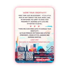 Op de afbeelding: Een rechthoekige kaart met een roze rand bevat tekst die creativiteit en kunst promoot. Het bevat de website AWESOMEPATTERNSTUDIO.COM en vermeldt borduren, kruissteken, kralen en diamantschilderen. De kaart is gedrukt en verpakt in Oekra&iuml;ne.