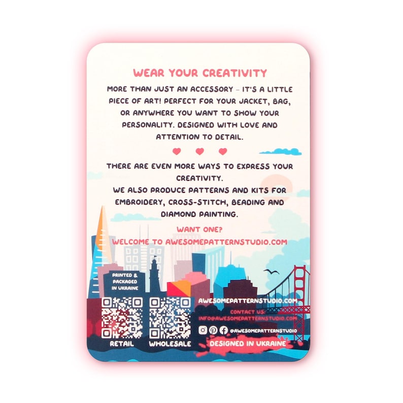 Op de afbeelding: Een rechthoekige kaart met een roze rand bevat tekst die creativiteit en kunst promoot. Het bevat de website AWESOMEPATTERNSTUDIO.COM en vermeldt borduren, kruissteken, kralen en diamantschilderen. De kaart is gedrukt en verpakt in Oekra&iuml;ne.