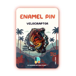 Pode incluir: Pin de esmalte com um design de Velociraptor. O pin é exibido em um cartão com as palavras "ENAMEL PIN" e "VELOCIRAPTOR" em laranja e azul. O fundo apresenta uma paisagem com palmeiras e um tema de dinossauro.