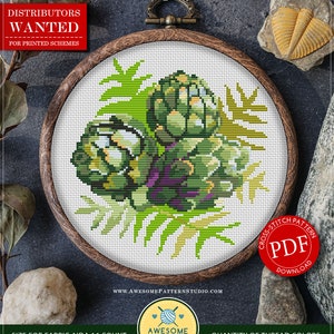 Pode incluir: Um padrão de ponto cruz com um design detalhado de alcachofra em tons de verde, roxo e amarelo, dentro de um bastidor de bordado de madeira. O padrão está disponível para download instantâneo e inclui o texto "Artichoke" e "PDF Download". O tamanho do tecido é de 15,40 x 15,56 cm.