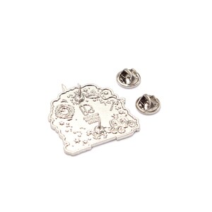 Pu&ograve; includere: Spilla in smalto color argento con un design dettagliato, tra cui una corona e una carrozza. Sono incluse due chiusure a spillo. La spilla &egrave; progettata per essere attaccata a vestiti o accessori. Il design &egrave; intricato e decorativo.