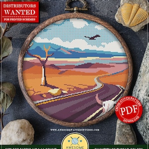 以下が含まれることがあります： デスバレー国立公園スクエアのクロスステッチパターン。パターンは木製の刺繍枠に入っていて、遠くまで続く道のある砂漠の風景が描かれています。パターンは9.37インチ×9.37インチで、DMC糸16色を使用しています。