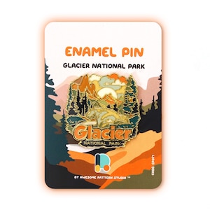 Op de afbeelding: Een emaille pin met een gouden rand, met een landschap van Glacier National Park. De pin toont bergen, bomen en een beer. De tekst "Glacier National Park" staat erop. De pin zit op een witte kaart met de tekst "ENAMEL PIN".