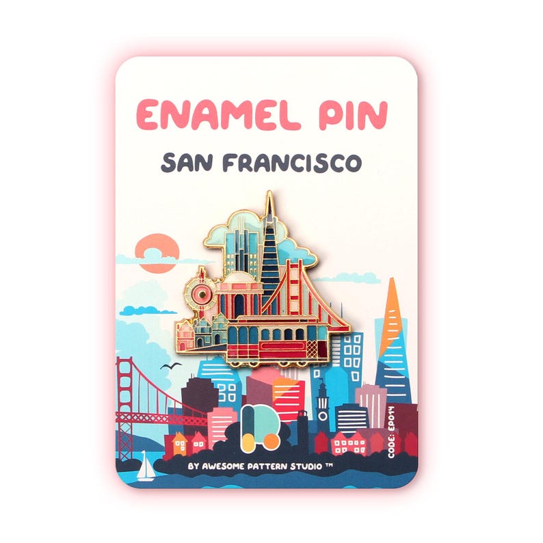 Op de afbeelding: Een emaille pin met een San Francisco thema. De pin toont de Golden Gate Bridge, een kabeltram en stadsgebouwen. De pin zit op een kaart met de tekst "ENAMEL PIN SAN FRANCISCO" en "BY AWESOME PATTERN STUDIO".