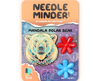 Może przedstawiać: Zestaw "Needle Minder" z wzorem niedźwiedzia polarnego mandala. Zestaw zawiera złoty, niedźwiedziowaty uchwyt na igłę, czerwony magnes w kształcie kwiatu i niebieski magnes w kształcie kwiatu. Na karcie znajduje się napis "MANDALA POLAR BEAR".