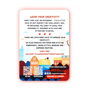 Op de afbeelding: Een rechthoekige kaart met een witte achtergrond en een kleurrijke illustratie van gebouwen. De kaart bevat de tekst "WEAR YOUR CREATIVITY" en "AWESOMEPATTERNSTUDIO.COM". Het bevat ook QR-codes en social media-iconen.