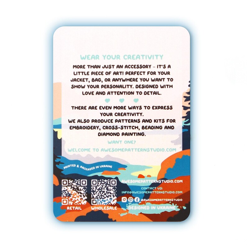 K&ouml;nnte beinhalten: Eine rechteckige Karte mit abgerundeten Ecken, die den Text &bdquo;Wear Your Creativity&ldquo; enth&auml;lt. Die Karte hat ein farbenfrohes abstraktes Design mit QR-Codes und der Website-Adresse AWESOMEPATTERNSTUDIO.COM.