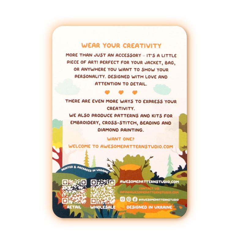 Puede incluir: Una tarjeta blanca con el texto &laquo; Wear Your Creativity &raquo; y &laquo; Welcome to AwesomePatternStudio.com &raquo;. La tarjeta presenta una colorida ilustraci&oacute;n de un bosque y c&oacute;digos QR para venta al por menor y al por mayor, con el texto &laquo; Designed in Ukraine &raquo;.