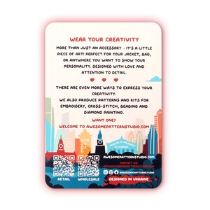 Może przedstawiać: Prostokątna karta z zaokrąglonymi rogami, przedstawiająca kolorową ilustrację panoramy miasta na dole. Tekst brzmi: WEAR YOUR CREATIVITY, MORE THAN JUST AN ACCESSORY oraz WELCOME TO AWESOMEPATTERNSTUDIO.COM. Zawiera dwa kody QR.