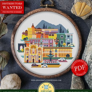 Könnte beinhalten: Ein gezähltes Kreuzstichmuster für eine Stadtlandschaft mit bunten Gebäuden, einem Gebirgszug im Hintergrund und dem Text "C1187 Granada" und "CROSS-STITCH PATTERN PDF DOWNLOAD". Das Muster ist 108 x 88 Stiche groß und benötigt 18 Farben DMC-Garn.