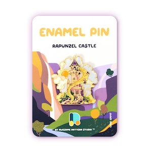 Op de afbeelding: Emaille pin met een Rapunzel kasteel ontwerp. De pin is goud, roze en paars met een witte wolk en zon. De kaart leest "ENAMEL PIN" en "RAPUNZEL CASTLE". De achtergrond heeft een landschapsontwerp met bomen en heuvels.