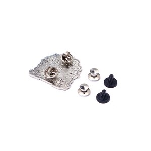 Pu&ograve; includere: Una spilla in metallo color argento con un design ornato, con due fermagli. Sono inclusi anche diversi fermagli argentati e neri, il tutto su sfondo bianco. La spilla ha un'estetica decorativa, forse vintage.