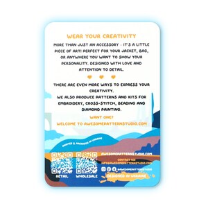 Pu&ograve; includere: Una carta bianca con bordo blu mostra il testo &laquo;WEAR YOUR CREATIVITY&raquo;. Promuove accessori ed espressione creativa attraverso ricamo, punto croce, perline e pittura con diamanti. La carta include un indirizzo web e codici QR.
