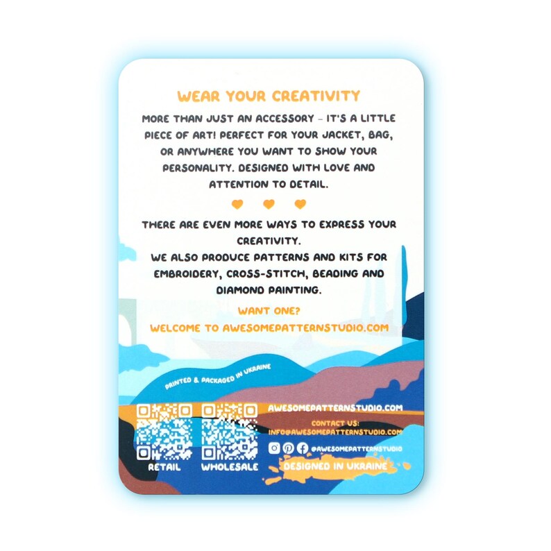 Pu&ograve; includere: Una carta bianca con bordo blu mostra il testo &laquo;WEAR YOUR CREATIVITY&raquo;. Promuove accessori ed espressione creativa attraverso ricamo, punto croce, perline e pittura con diamanti. La carta include un indirizzo web e codici QR.