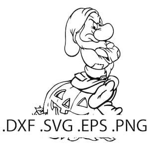 Puede incluir: Un dibujo en blanco y negro de un enano gruñón sentado en una calabaza de Halloween. El enano lleva un sombrero puntiagudo y tiene barba. La calabaza de Halloween tiene una cara tallada. La imagen incluye el texto '.DXF .SVG .EPS .PNG'.