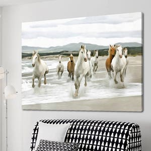 Impresión de caballos blancos en lienzo, póster de manada de caballos, caballos blancos salvajes en las olas del mar, caballos corriendo en la playa, pintura de arte grande