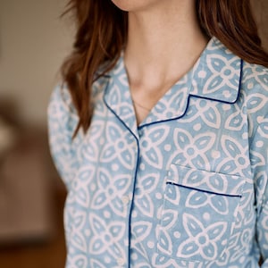 Pijamas de algodão de luxo, pijamas de algodão orgânico impressos à mão, conjunto de 2 peças combinando, pijamas feitos de forma ética azul em pó, roupa de dormir de algodão orgânico