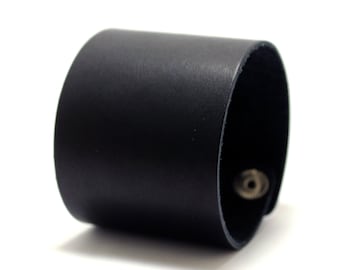 Minimalistiskt brett läderarmband: Unisex tryckknappsspänne, anpassningsbart