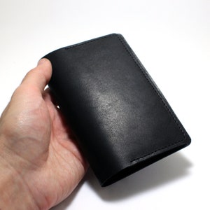 Simple funda de pasaporte de cuero mate de estilo minimalista sin marca hecha a mano con soporte de tarjeta visa (2 agujeros) / Pequeños accesorios de cuero para regalo