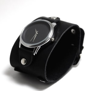 Montres manchette large en cuir noir mat Pride&Bright de style minimaliste à double boucle Montre-bracelet faite main avec cadran noir à offrir image 3
