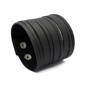Atro - breites handgefertigtes Kalbslederarmband mit Schlitzen und schneller Knopfschließe | Armband im Armreifenstil | Geschenk für Ihn Idee - dark wear Schmuck
