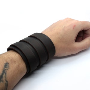 Legion - extra breites 3fach Schnallen Männer Lederarmband im Chunky Style 7,5cm | Biker Punk style breites Manschettenarmband 3 inch | Geschenk für Männer