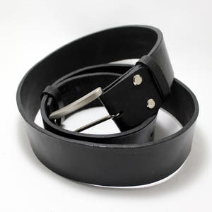 Heren minimalistische zwart lederen riem 40 mm met satijnen gesp een laag sterk leer, dubbele keepers | Zwarte volnerf lederen riem voor heren