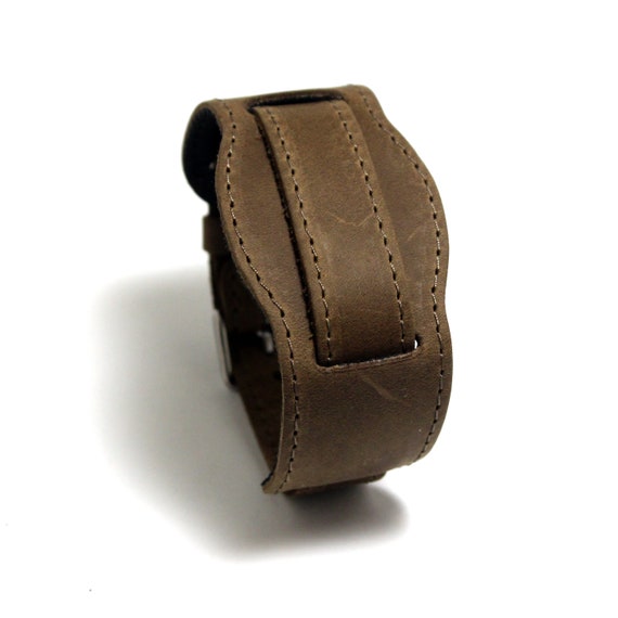 M16 XL couleur olive véritable bracelet en cuir style militaire ajustement 18 ou 20 mm de pattes avec boucle en acier inoxydable . Bracelet de style M16 XL couleur olive véritable bracelet en cuir style militaire ajustement 18 ou 20 mm de pattes avec boucle en acier inoxydable . Bracelet de style