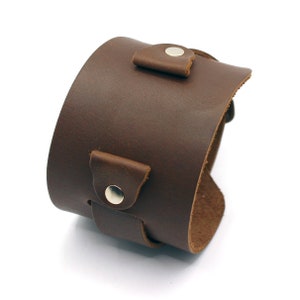 Uno - wide wristband for watch 18mm 20mm 22mm 24mm wrap around style single buckled | Men wide custom black cuff bracelet for watches