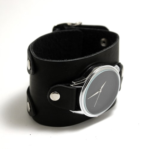 Montres manchette large en cuir noir mat Pride&Bright de style minimaliste à double boucle | Montre-bracelet faite main avec cadran noir à offrir