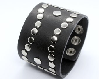 Dominic noir large bracelet en cuir style motard rivets boutons rapides fermoir | Rivets de bracelet de style hard rock détocratés | Manchette large