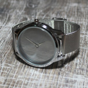 Glänzende minimalistische Quarzuhren mit silber glänzendem Ziffernblatt ohne Ziffern, Zahlen, Anzeige aus Edelstahlgewebeband
