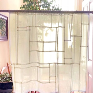 Gebroken wit pojagi-paneel van biologisch katoenen voile: modern Koreaans patchwork ~ transparante gordijnen