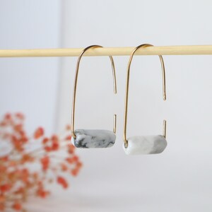 Boucles d'oreilles minimalistes - Or ou argent et pierre naturelle en tube de howlite blanche marbrée - Cadeau fête des mères