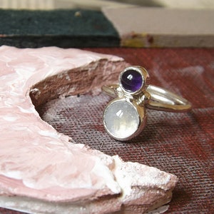 Anello in argento sterling pietra di luna e ametista, cabochon di pietra di luna, pietra portafortuna giugno, pietra portafortuna febbraio, anello minimo, anello di dichiarazione, gemma viola