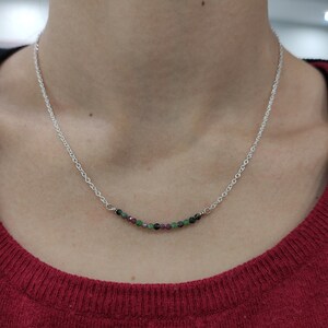 Elegant halsband med rubin-zoisit, Elegant rubin-zoisit med pärlor i sterlingsilverkedja
