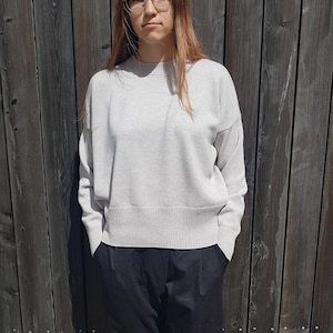 Hellgrauer Strickpullover, Fair Trade Pullover, Merinopullover für den Sommer, Loose Fit Wolljersey, Strickoberteil mit langen Ärmeln