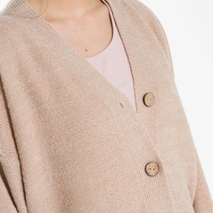 Button Up Cardigan mit ausgebeulten Ärmeln, Oversized Cardigan mit Knöpfen, Strickjacke aus Merinowolle, Beige Strickpullover Bild 2