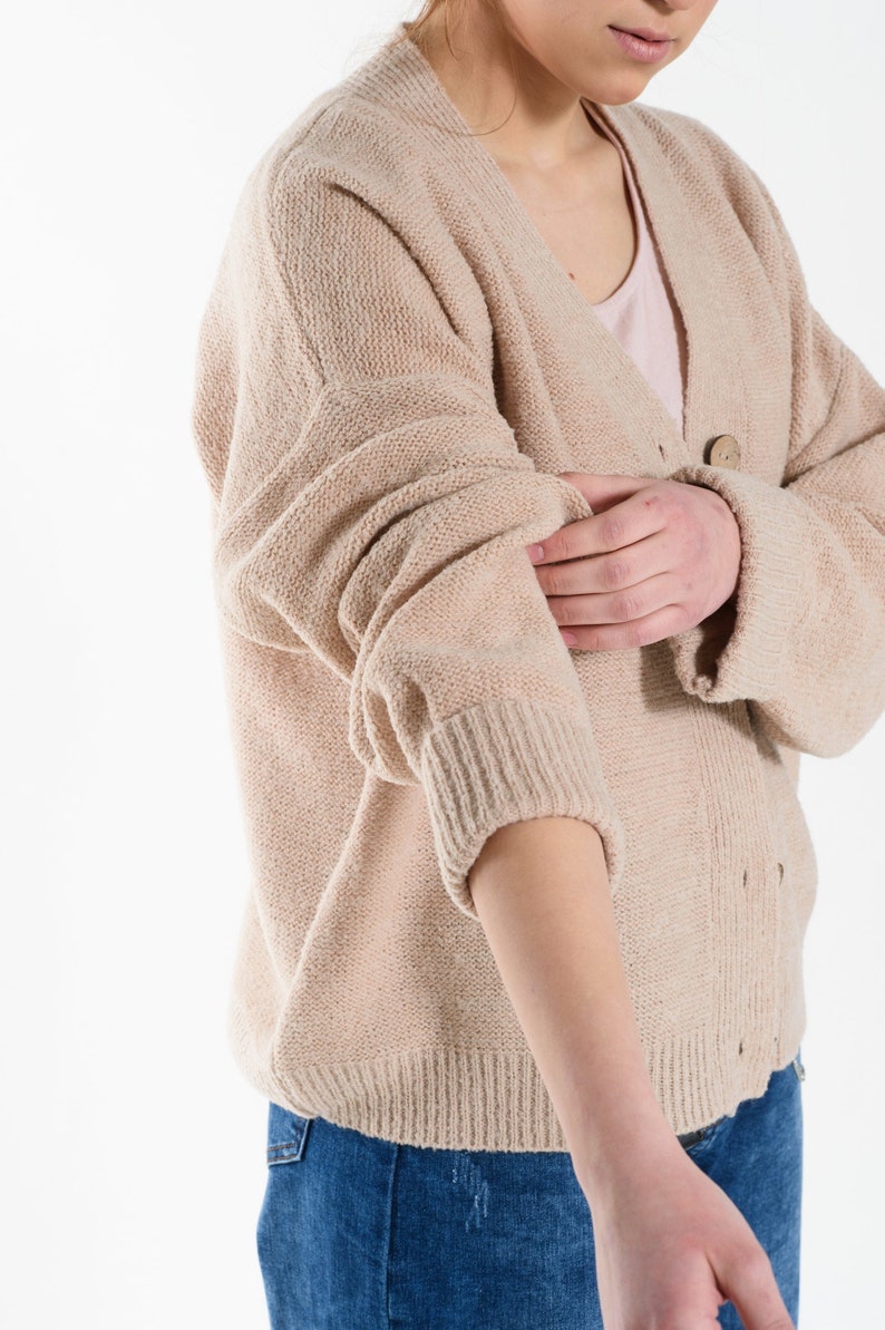 Button Up Cardigan mit ausgebeulten Ärmeln, Oversized Cardigan mit Knöpfen, Strickjacke aus Merinowolle, Beige Strickpullover Bild 1