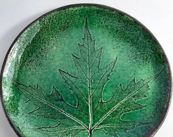 Ceramic plates 8 '/Handmade green plates for 3,4,6 persons/Clay plates made from plant leaves Dessert plate, ceramic decor Housewarming gift