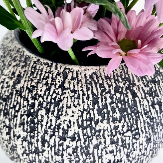 黒と白の花模様の花器 インテリア小物 黒と白の花模様の花器