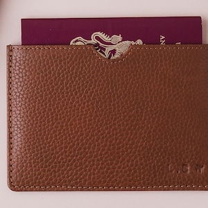 Gepersonaliseerde premium kiezelleer enkele paspoorthoes | Perfect Vaderdagcadeau, geweldig cadeau voor vader of opa