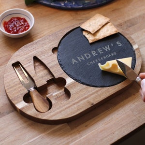 Gepersonaliseerde kaasplank van leisteen en hout met messen - ideaal cadeau voor huwelijksverjaardag