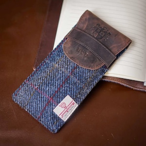 Gepersonaliseerde brillenkoker van Harris-tweed en leer van boven sluiten | Perfect Vaderdagcadeau, geweldig cadeau voor vader of opa