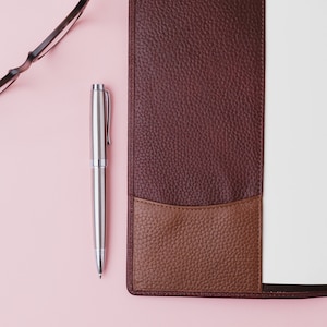 Women’s Personalised Leather Notebook – Refillable A5 Journal with Pocket – Handmade Leather Diary – Soft Pebble-Grain Notebook Gift for Her