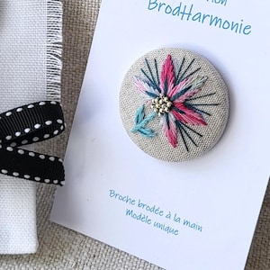 Embroidered brooch, handmade, craft brooch, hand-embroidered textile brooch, unique brooch, handcrafted jewelry, women&#39;s gift idea